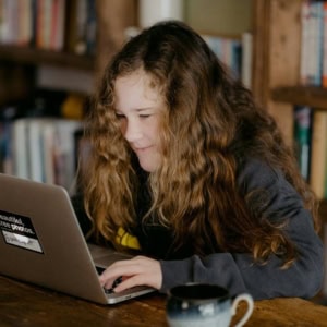 étudiante sur son ordinateur