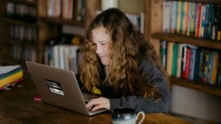 étudiante sur son ordinateur