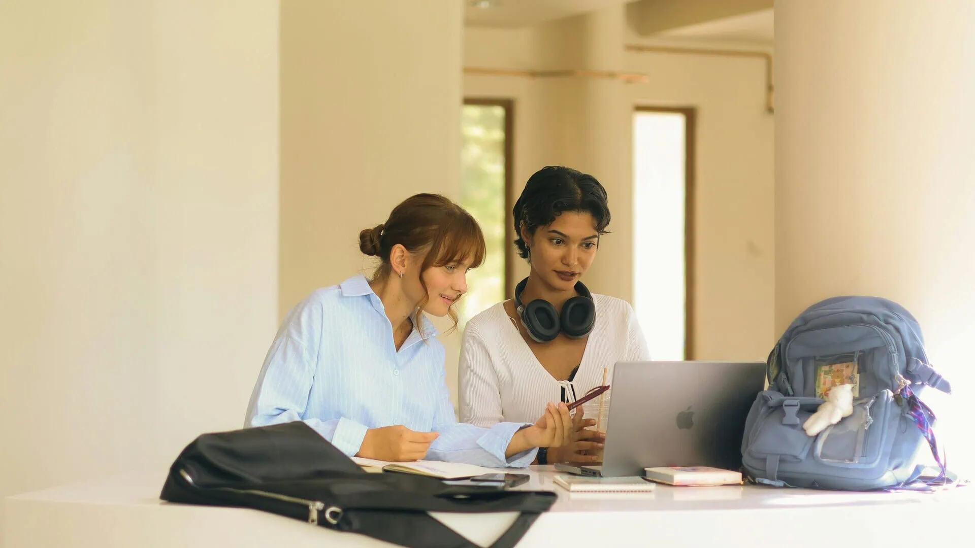 étudiantes qui travaillent