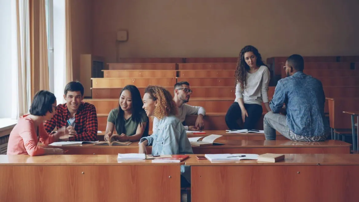 étudiants qui parlent entre eux