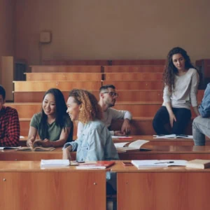étudiants qui parlent entre eux