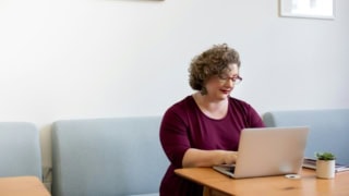 femme sur son ordinateur