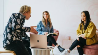 homme qui fait une présentation