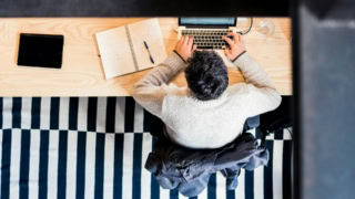 homme sur son ordinateur bureau