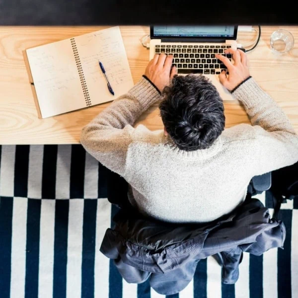 homme sur son ordinateur bureau