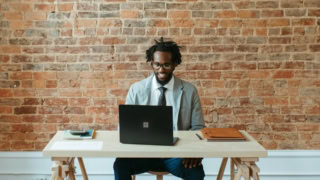 personne qui travaille sur son bureau