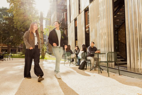 2 étudiants marchant en extérieur au soleil pour illustrer le MBA