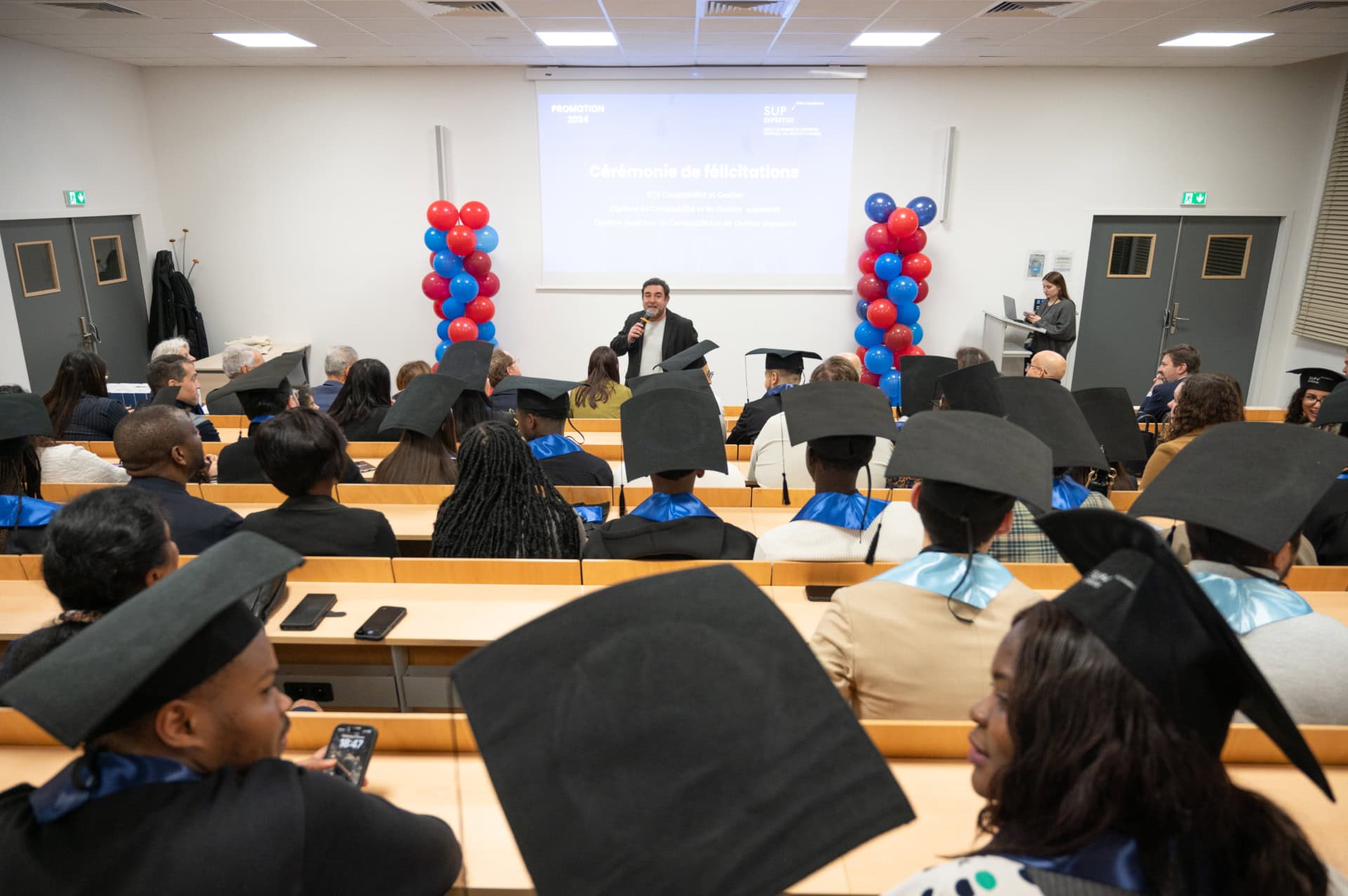 Discussion entre un formateur et des étudiants de l'école de Sup'Expertise