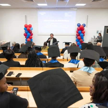 Discussion entre un formateur et des étudiants de l'école de Sup'Expertise