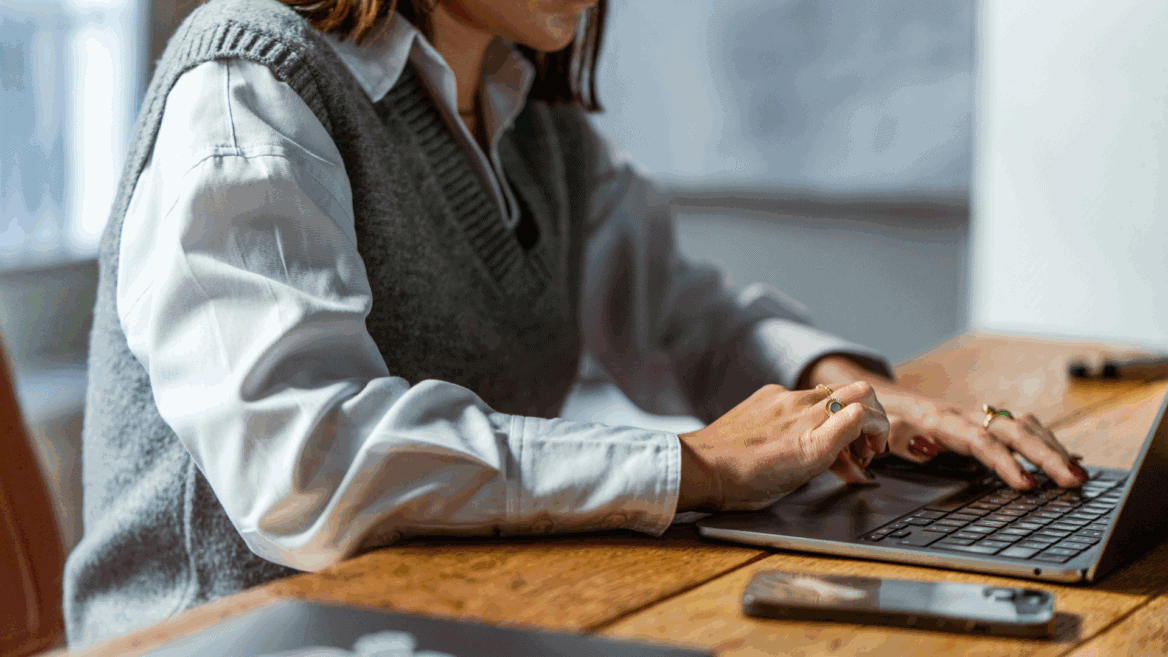 Une femme utilise un ordinateur.