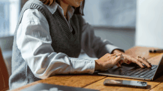 Une femme utilise un ordinateur.