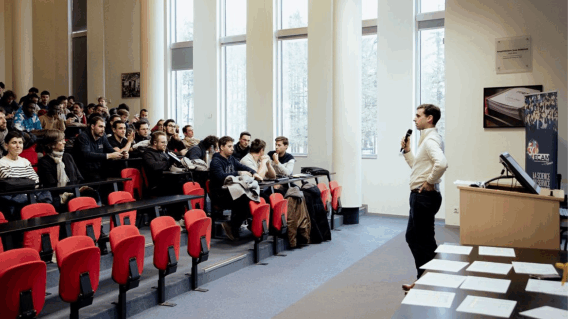 Jean-Baptiste Morin devant un amphithéâtre.