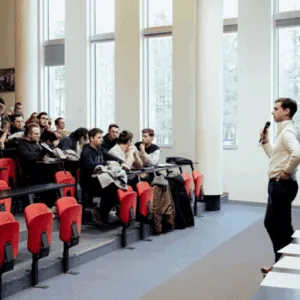 Jean-Baptiste Morin devant un amphithéâtre.