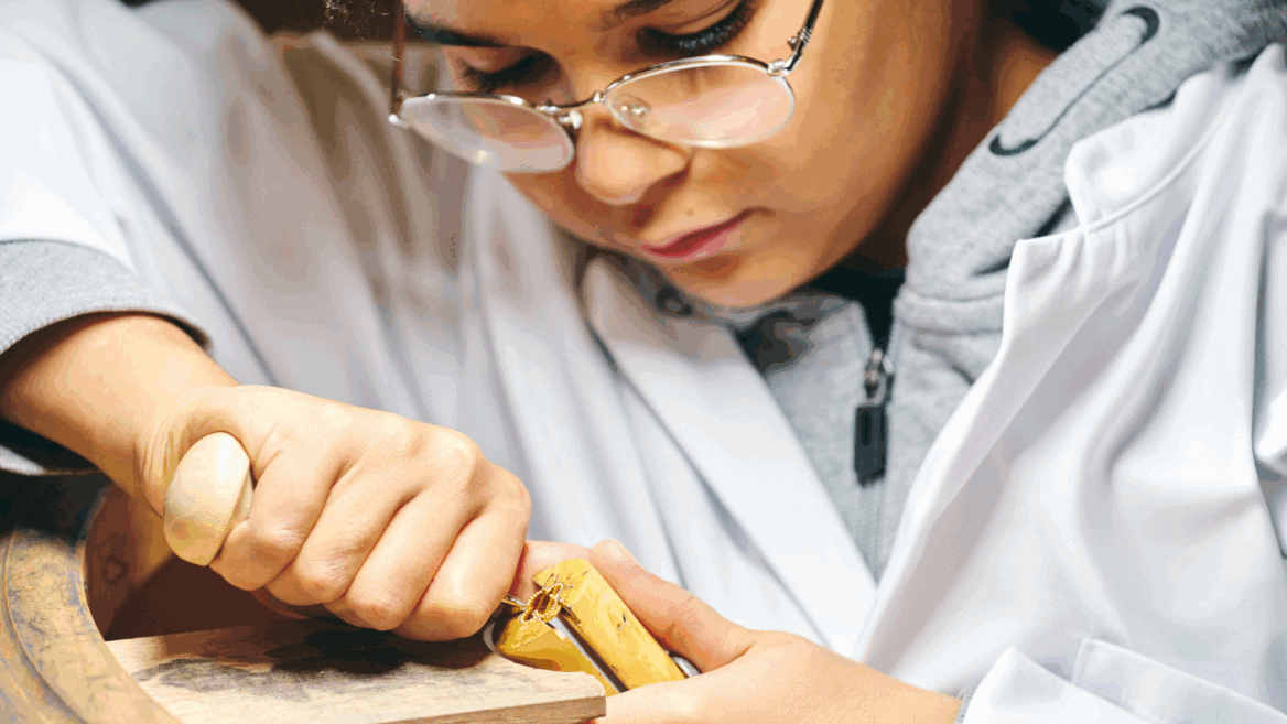 Un jeune réalise une pièce de joaillerie.