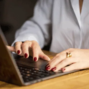 Une jeune femme consulte son ordinateur