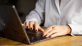 Une jeune femme consulte son ordinateur