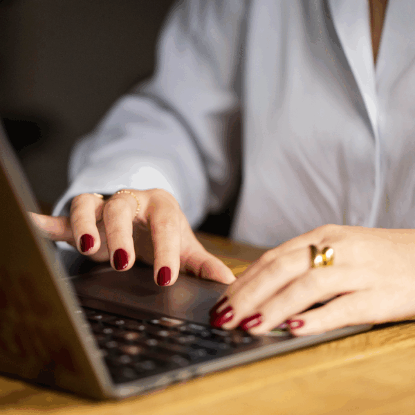 Une jeune femme consulte son ordinateur