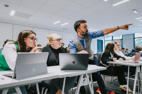 Un enseignant dans une classe pour illustrer le MSc in International Finance