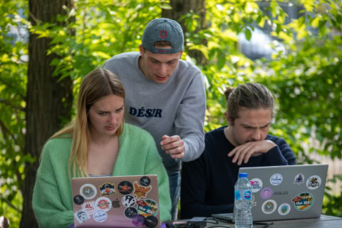 Un groupe d'étudiants en extérieur illustrant le MSc in Logistics Supply Chain and Purchasing