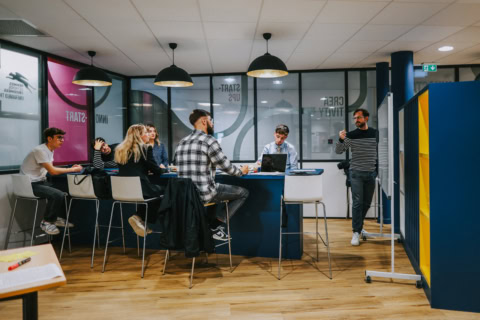 Un groupe d'étudiants travaillant à une table