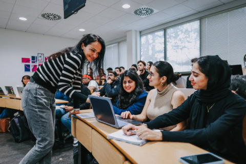 Une enseigante avec des élèves pour illustrer le MSc in Digital Marketing Management