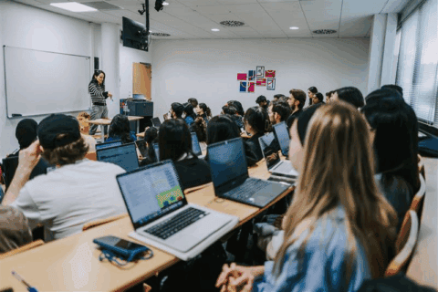 Une professeur se tenant debout dans une classe pour illustrer le Bachelor Affaires et Relations Internationales