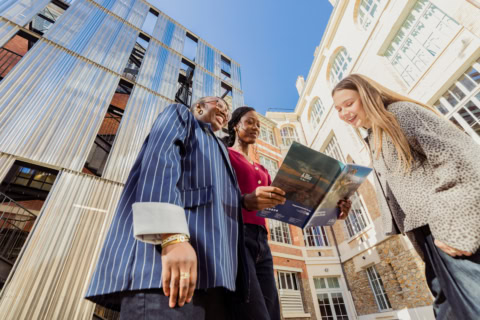 Vue d'en bas d'un groupe d'étudiantes en Bachelor Tech for Mangement
