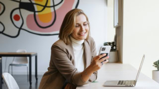 femme sur son téléphone