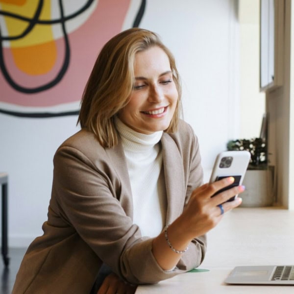 femme sur son téléphone