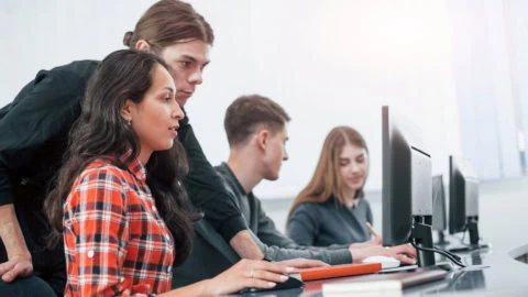 groupe-de-jeunes-en-vetements-decontractes-travaillant-sur-lordinateur