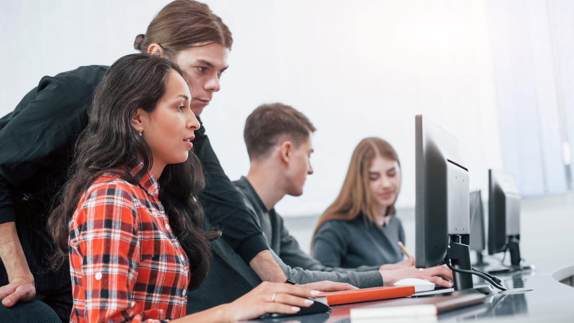 groupe-de-jeunes-en-vetements-decontractes-travaillant-sur-lordinateur