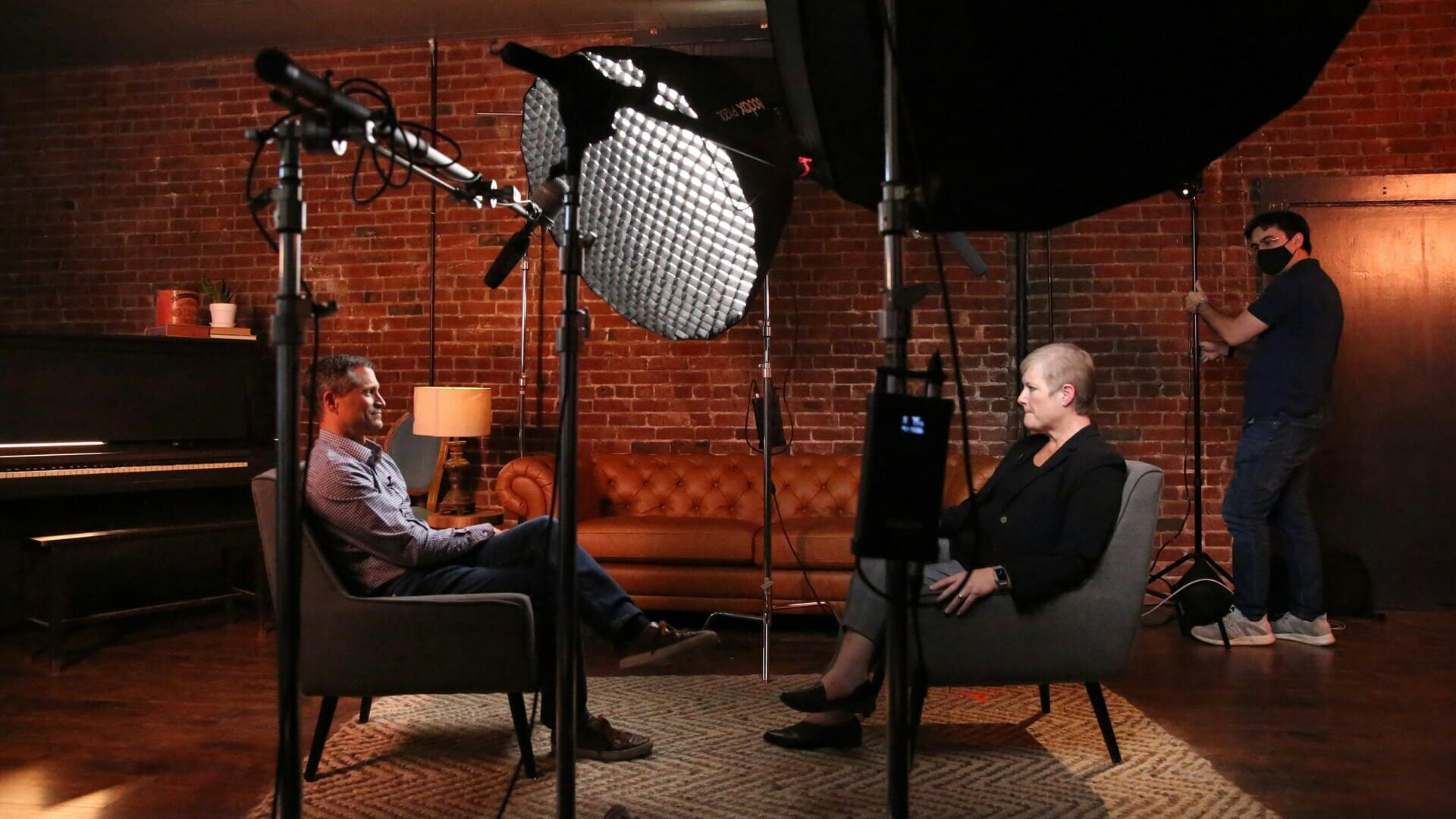 personne en train d'interviewer