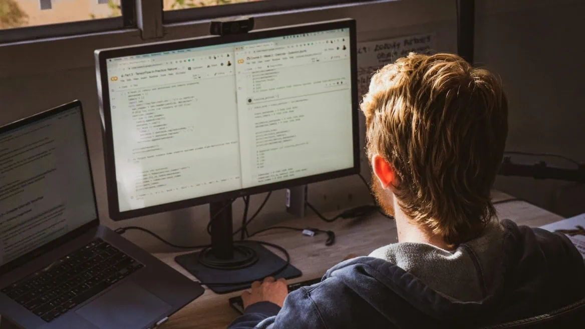 personne en train de coder