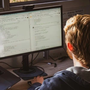 personne en train de coder