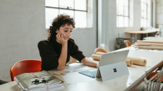 personne sur sa tablette