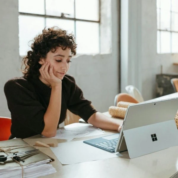 personne sur sa tablette