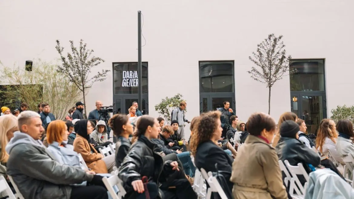 personnes assistent événement