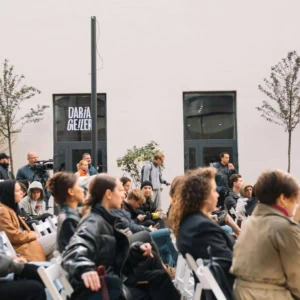 personnes assistent événement