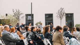 personnes assistent événement