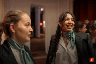2 jeunes femmes vue de face entrain de sourire