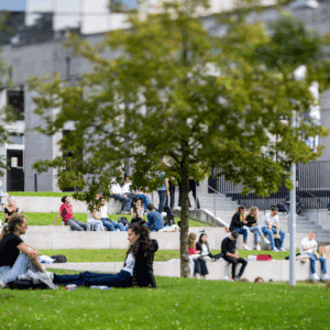 Des étudiants sur le campus de l'EDHEC à Lille