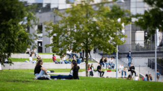 Des étudiants sur le campus de l'EDHEC à Lille