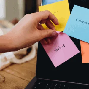 Une main décroche un post it start up, entrepreneuriat.