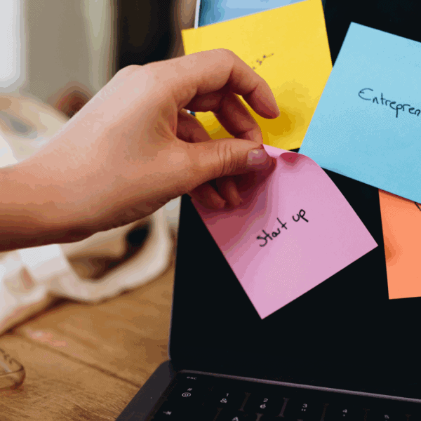 Une main décroche un post it start up, entrepreneuriat.