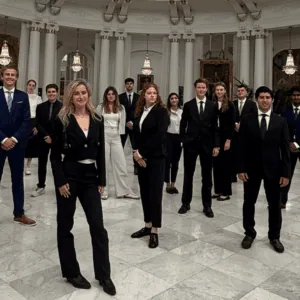 Des étudiants de l'ISG et leur directeur.