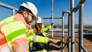 Deux hommes en gilets jaunes.