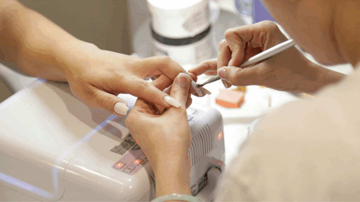 Une personne fait une manucure d'une autre.