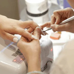 Une personne fait une manucure d'une autre.