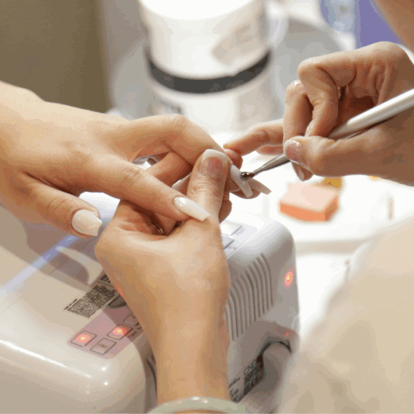 Une personne fait une manucure d'une autre.