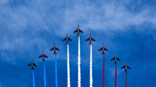La patrouille de France en formation.